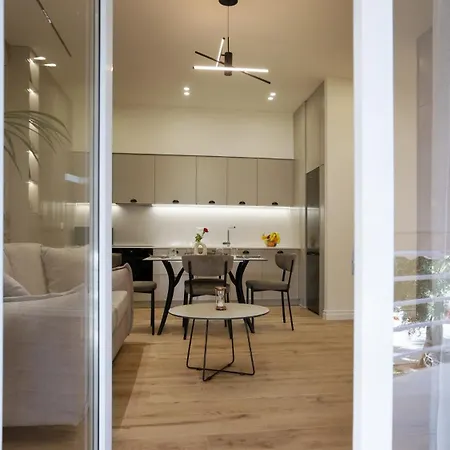Cosmo Deluxe Apartment *
